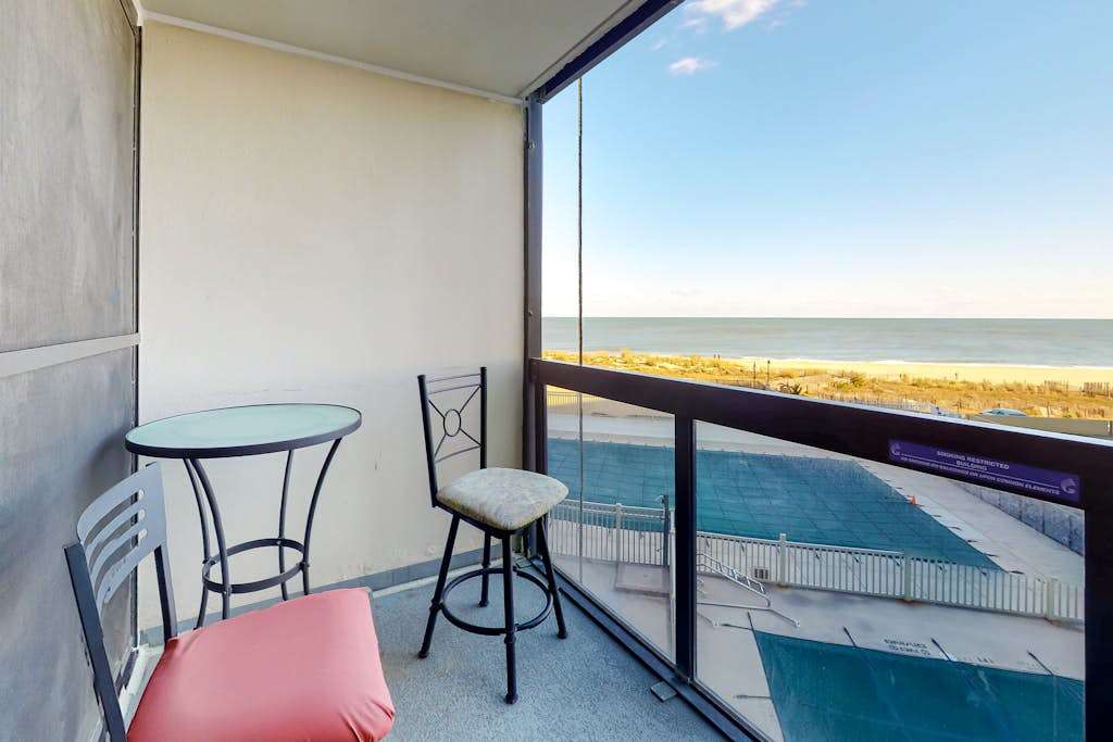 Beach condo in great location with unparalleled views, AC, pools, gym & sauna