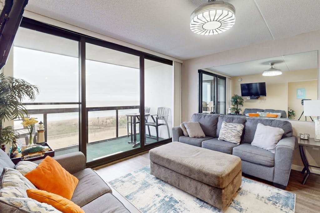 Adorable beachfront condo with balcony, incredible views, pools & game room