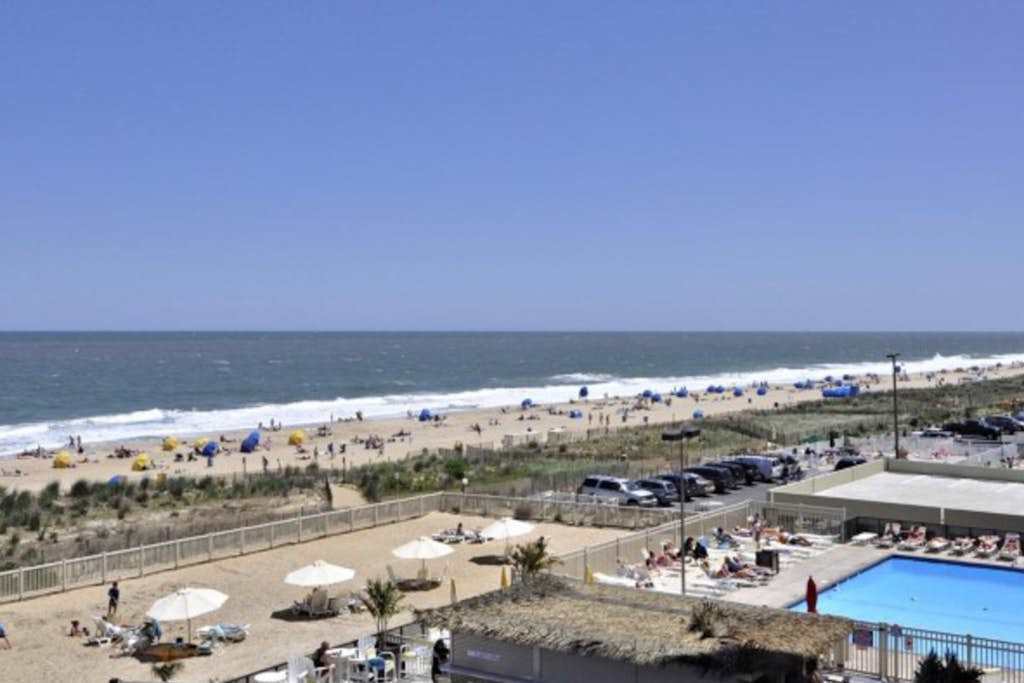 Beachfront studio with small balcony, AC, pools, gym, game room & sauna