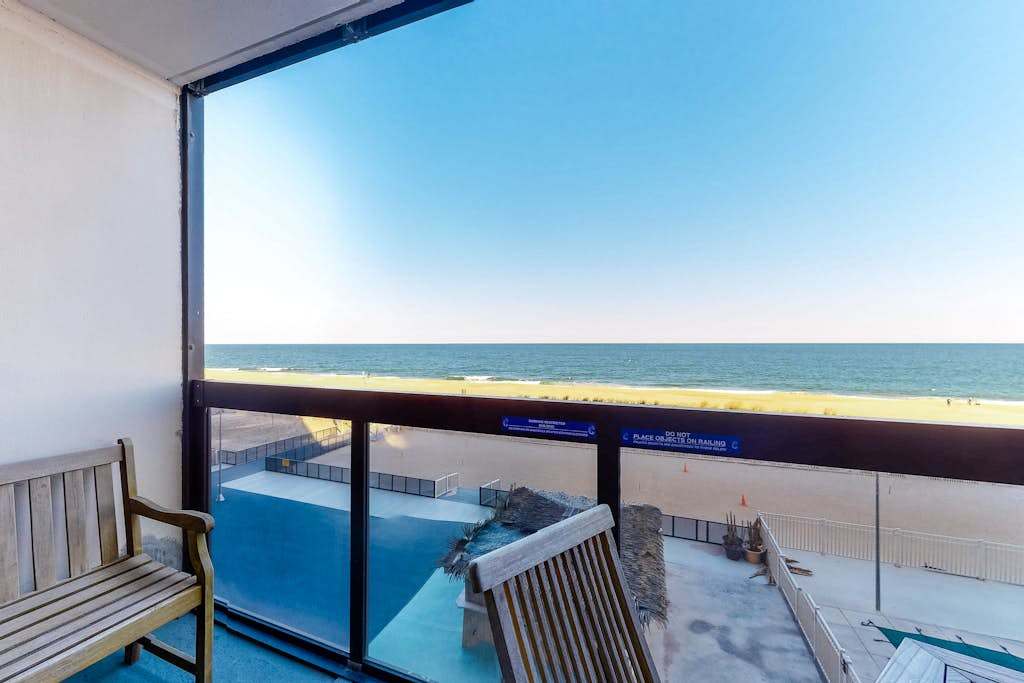 Cozy beachfront condo with balcony, AC, pools, game room & gym