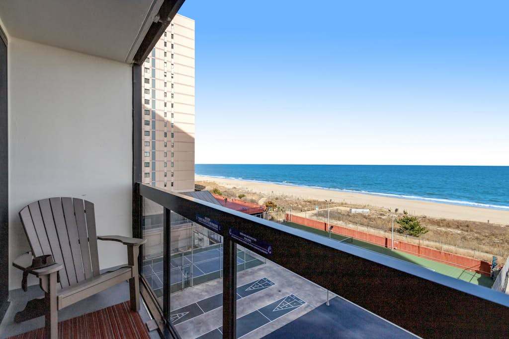 Waterfront condo with balcony, AC, tennis, pools & gym