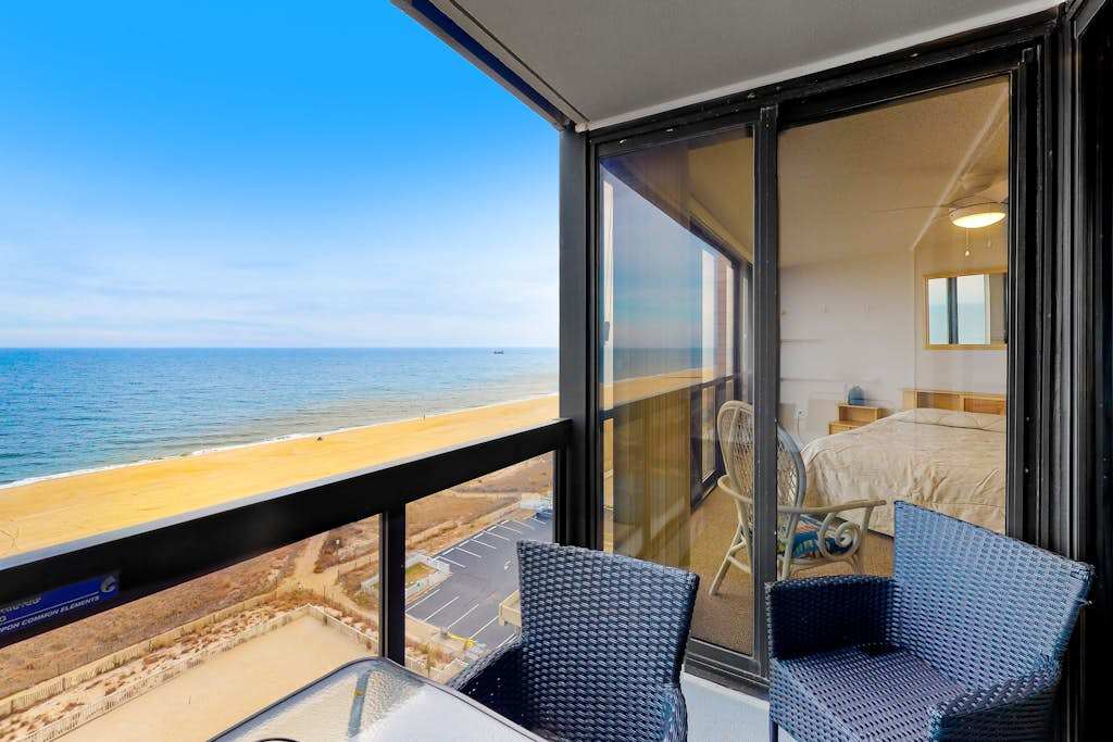 Delightful, well-equipped beachfront condo with balcony, views, pools & gym