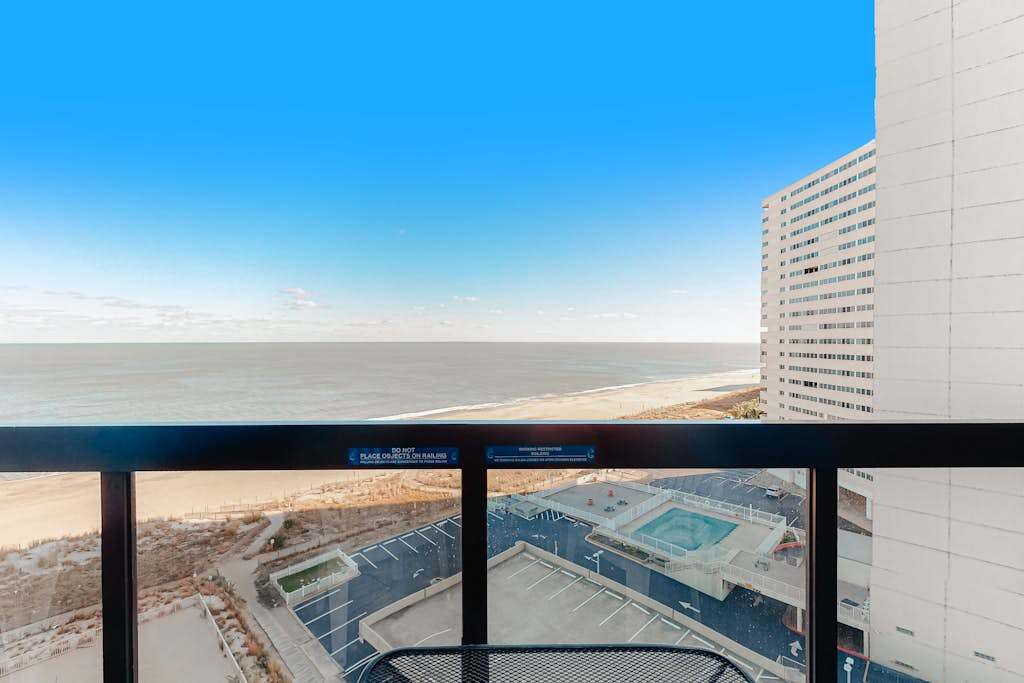 Updated beachfront condo, high speed internet, balcony, pools & AC