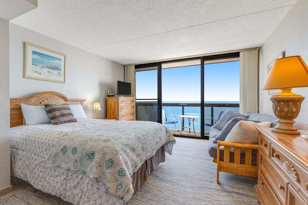 Affordable studio with great beach views, pools & grills