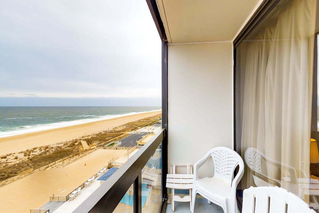 Sunny, beachfront studio with balcony, full kitchen, AC, pools, tennis & gym