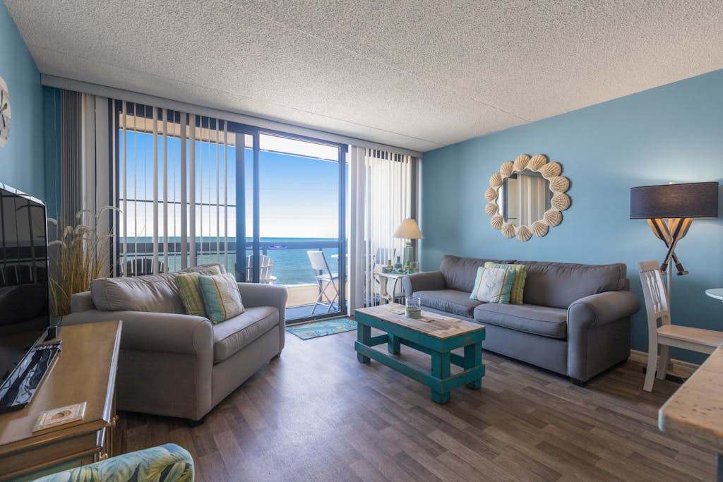 Updated condo with balcony, pools, gym, tennis court & AC