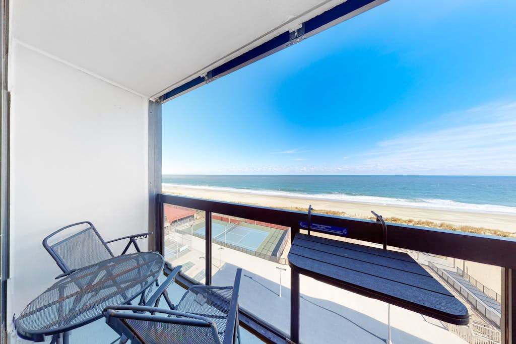 Inviting & modern beachfront condo with balcony, AC, pools, gym & tennis