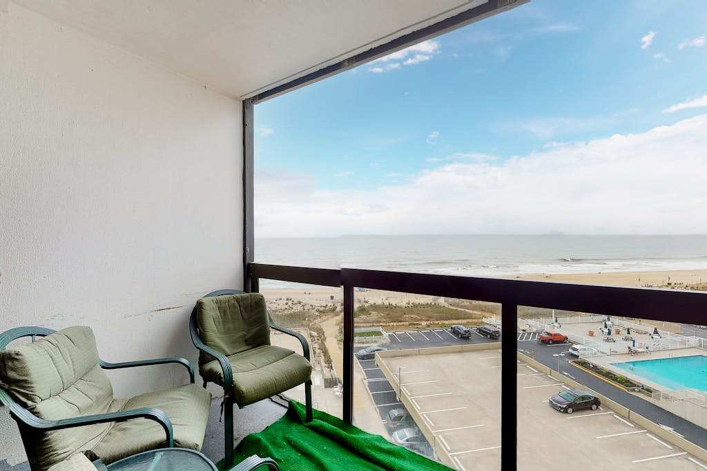 Well-equipped condo with pools, gym, tennis court & AC