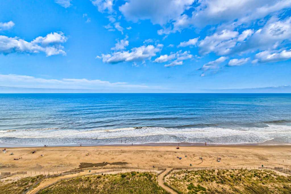 Charming condo right on the beach with views, balcony, pools, tennis & gym