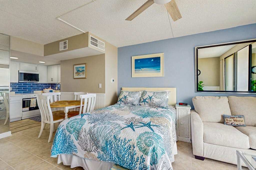 Fascinating beachfront studio with great balcony views, pools, gym & AC
