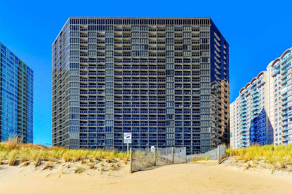 Classy beachfront studio with balcony, full kitchen, AC, washer & dryer, pools & gym