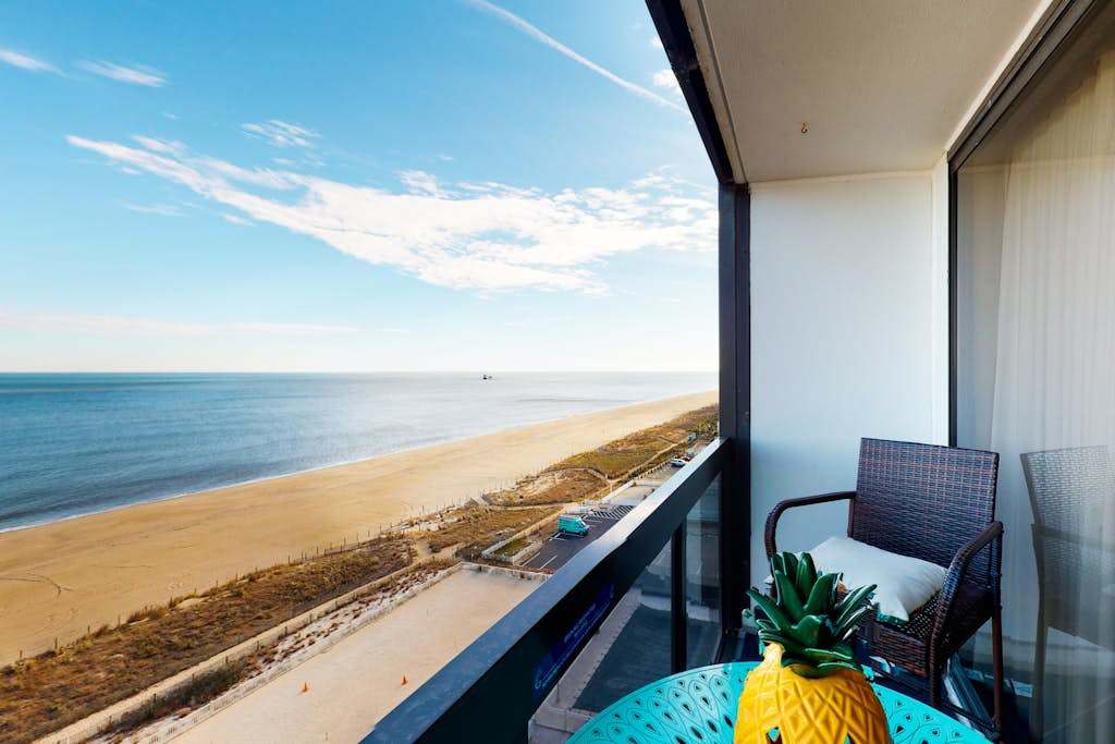 Warm & welcoming studio in oceanfront building with pool & sauna