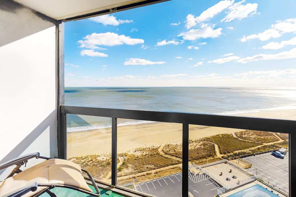 Bright & convenient condo with pool, balcony & angled ocean views