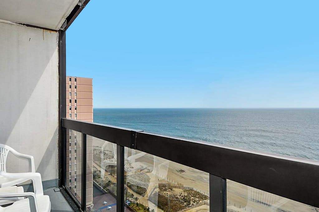 Incredible beachfront condo with balcony, washer & dryer, pools & gym