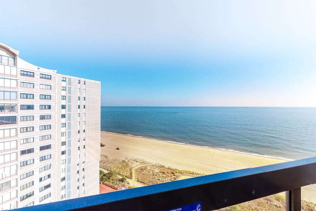 Waterfront condo with balcony, washer & dryer, pools & gym