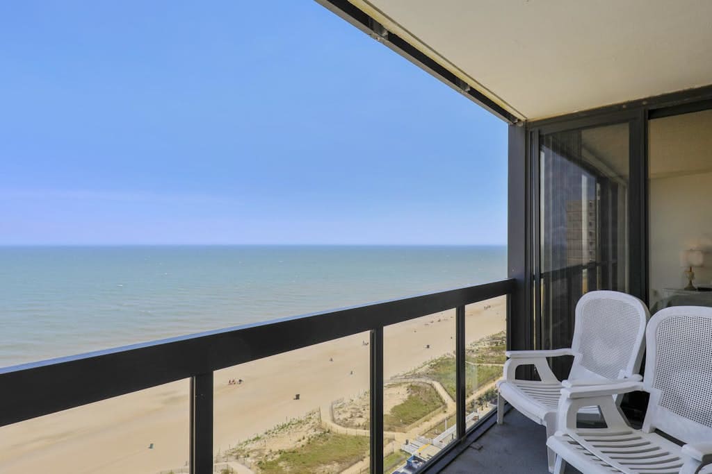Affordable & convenient beachfront condo with balcony, pools & gym
