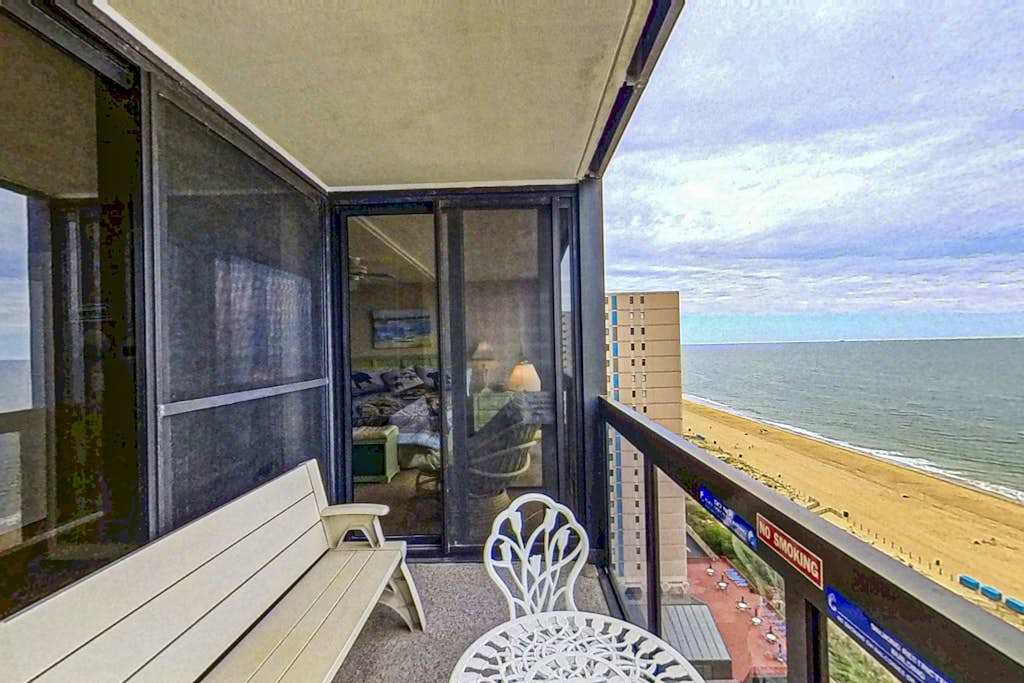 Beachfront Retreat with Unparalleled Views, Balcony, washer & dryer, Shared Pools, Gym, WiFi