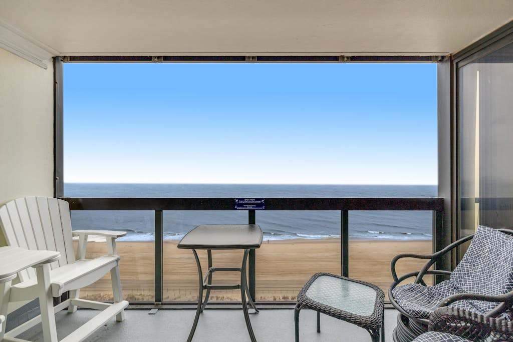 Cozy beachfront condo with balcony, washer & dryer, pools & gym