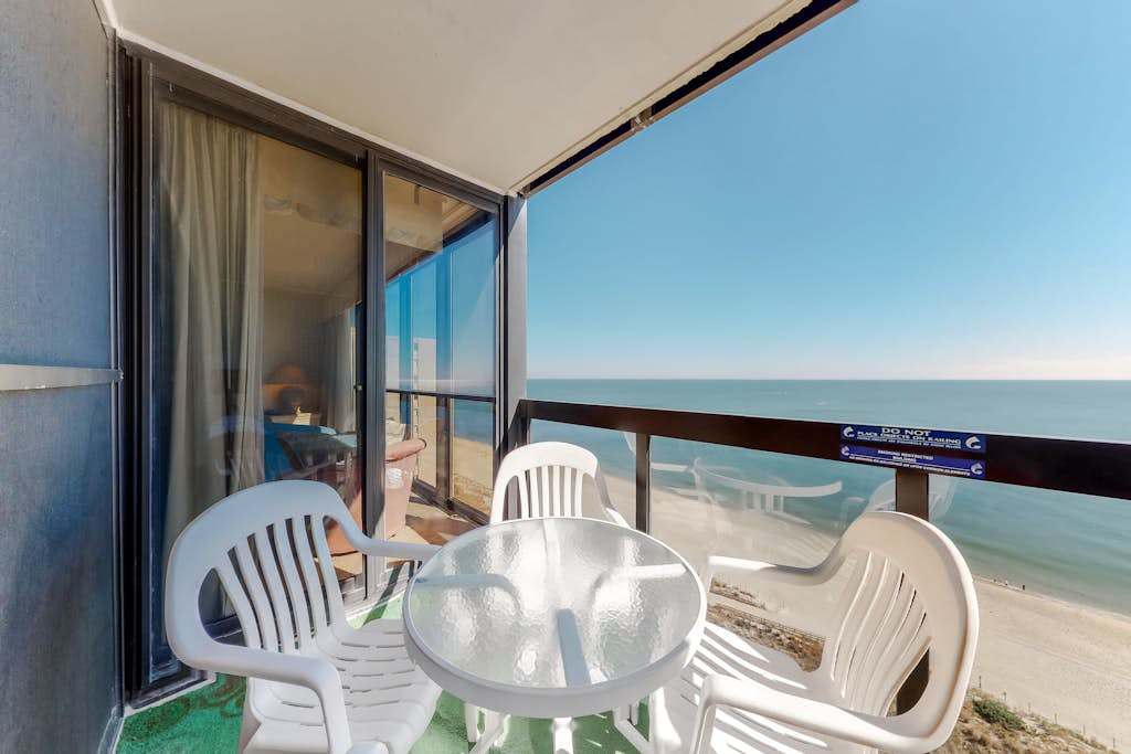 Oceanfront condo with balcony, washer & dryer, pools, gym & beach bar