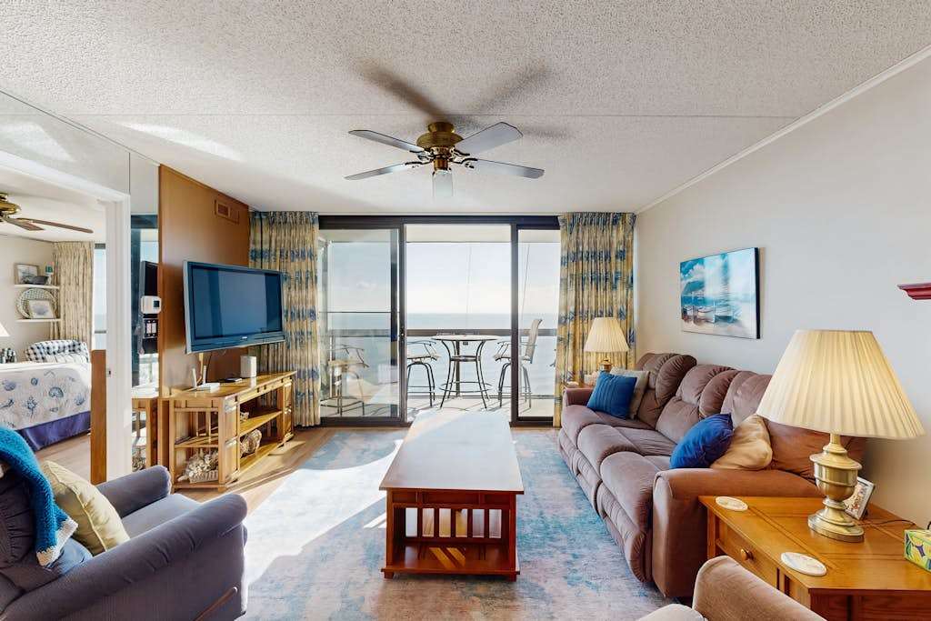 Incredible & affordable condo with beachfront location, pools & gym