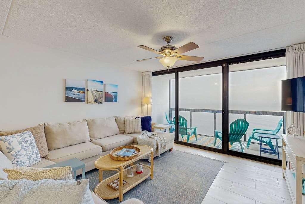 Bright waterfront condo with balcony, incredible views, pools & gym