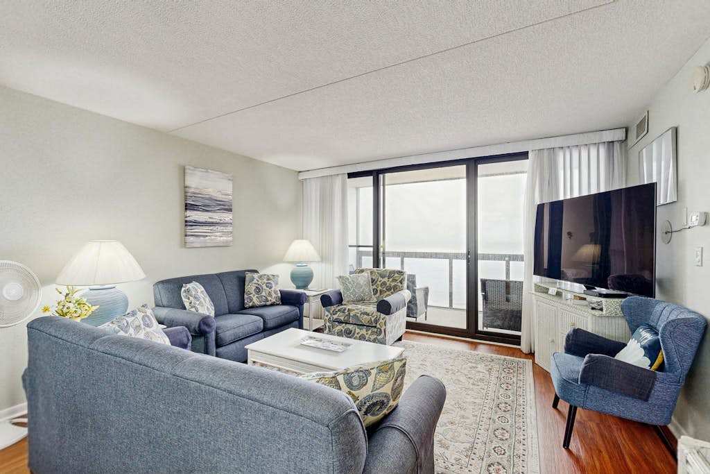 Waterfront condo with incredible views, balcony, washer & dryer, pools & sauna