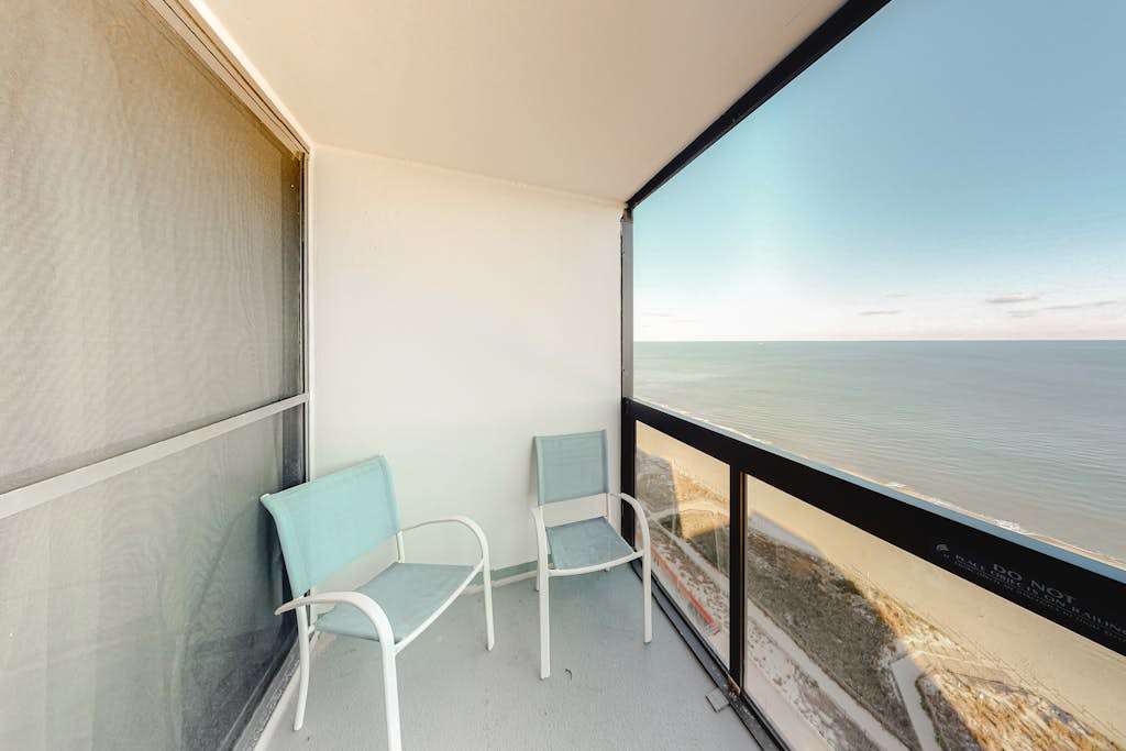 Elegant beachfront condo with balcony, washer & dryer, AC, pools, sauna & gym