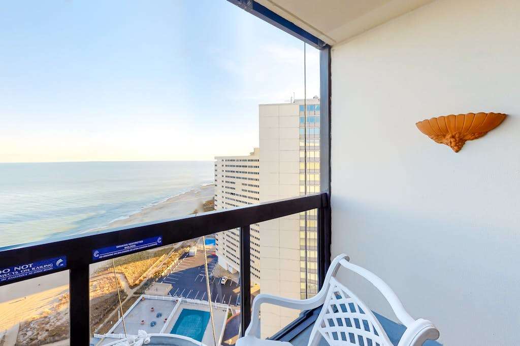 Beachfront condo with balcony, AC, pools, gym & sauna