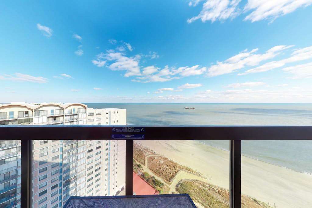 Affordable beach condo with balcony views, pools & game room