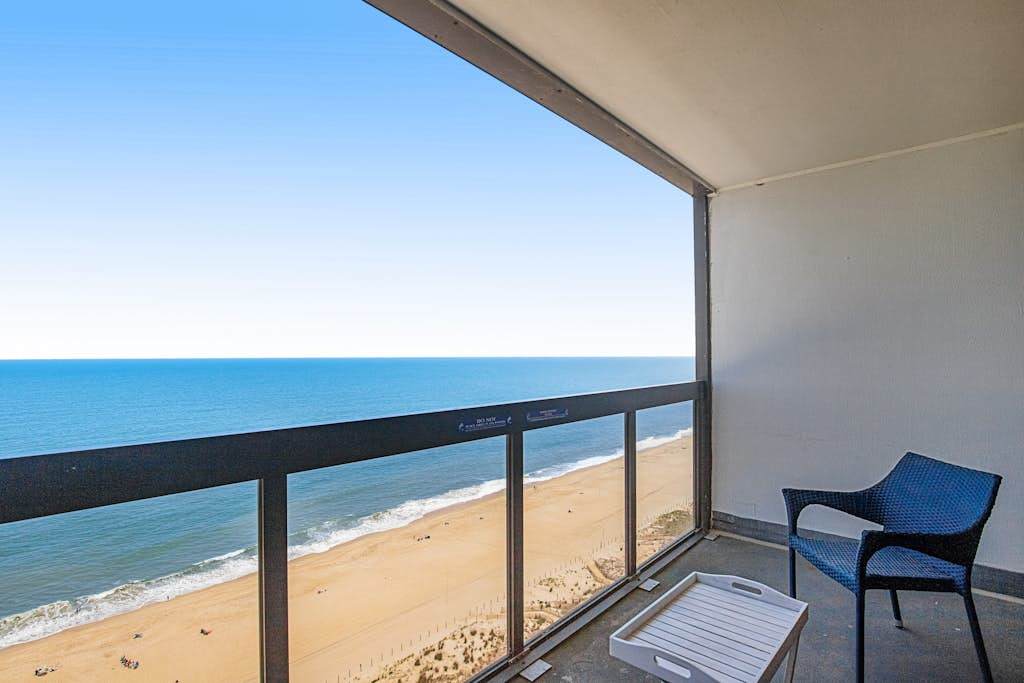 Beachfront condo with great views, balcony, pools & game room