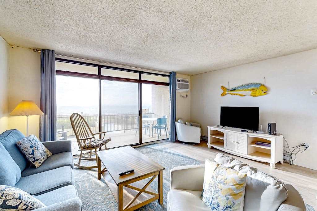 Beachfront condo with amazing views, balcony, & outdoor pool