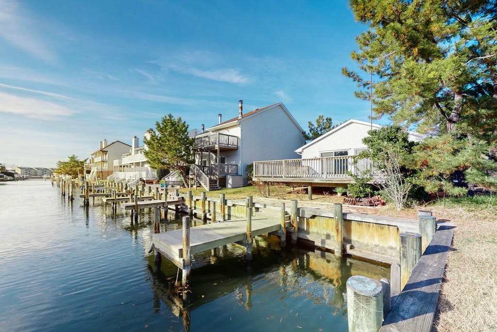 Canal-front home with boat dock, large deck, AC, washer & dryer & WiFi