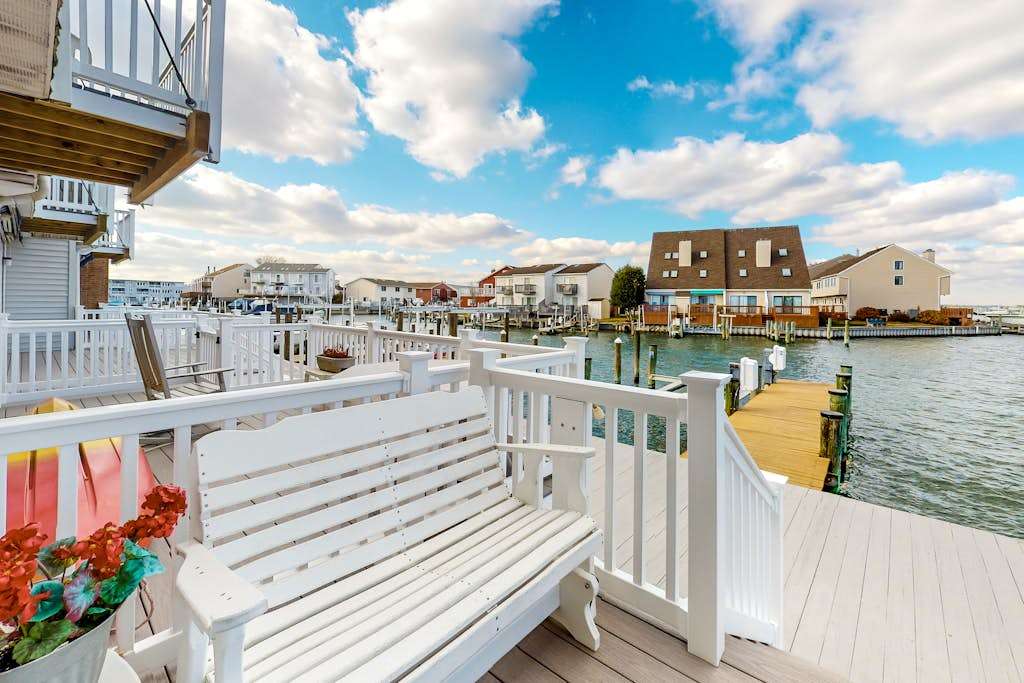 Cozy Vacation Getaway with Spacious Deck Overlooking Inlet, Free WiFi, Shared Pool