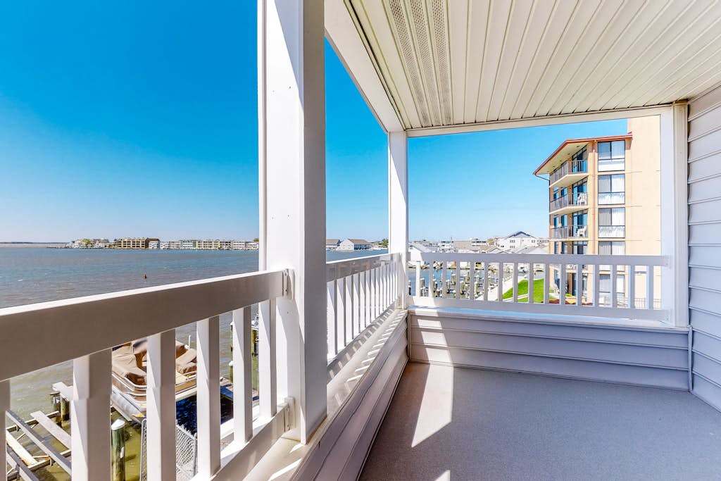 Spacious bayfront home with water views - pool, fireplace & washer & dryer