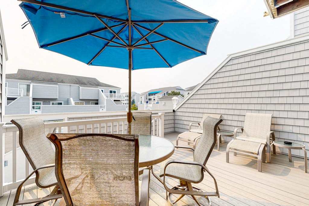 Chic condo with pool, patio, central AC & washer & dryer - blocks to the beach