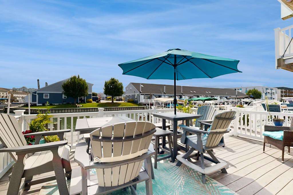 Lovely Bayside Condo with Spacious Deck Overlooking Canal with Shared Pool, WiFi