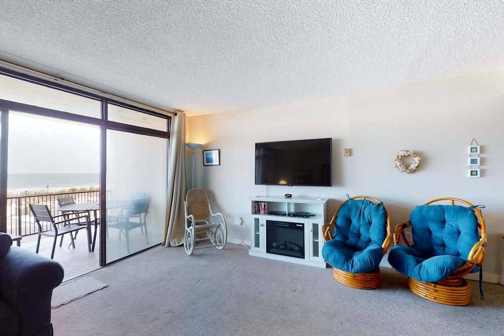 Beachfront condo with balcony, washer & dryer, & outdoor pool