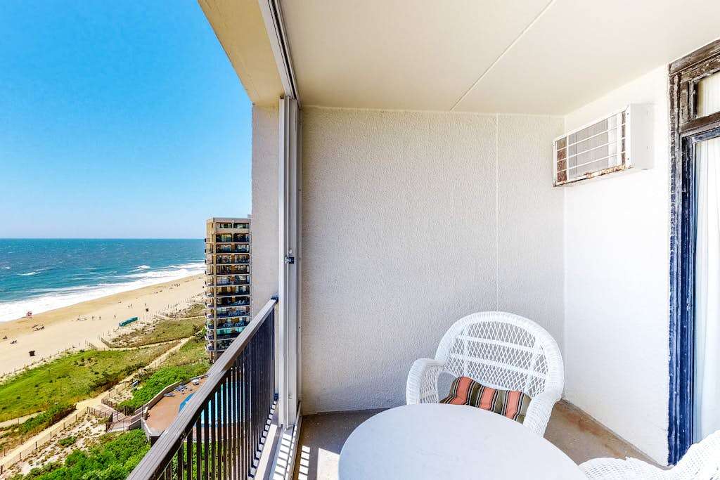Oceanfront condo with balcony, views, & pool - great location