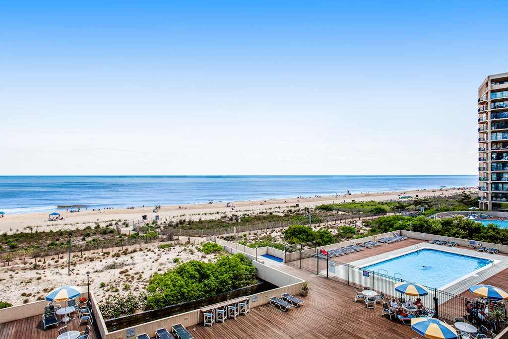 Oceanfront condo with huge balcony, bay views, & outdoor pool