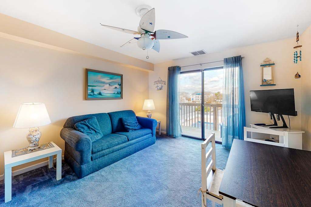 Two-level condo with balcony, AC, pool & dock - blocks to beach & Northside Park
