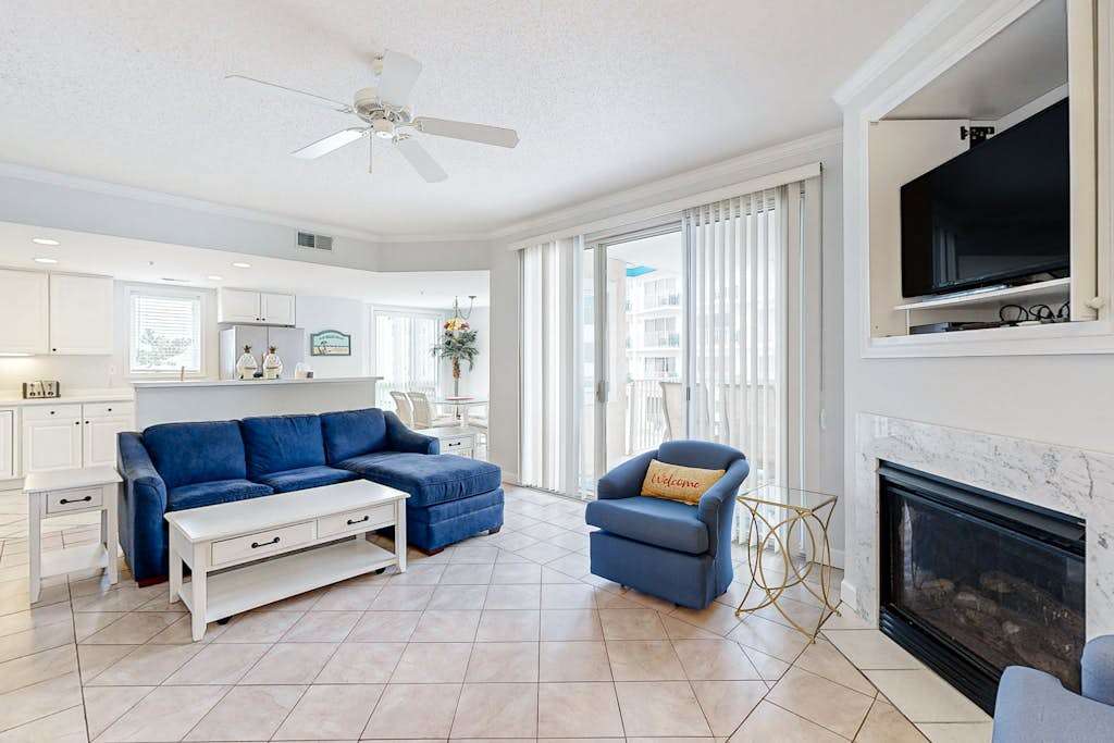 Family-Friendly Beach Condo - Balcony, washer & dryer, shared outdoor pool & gym
