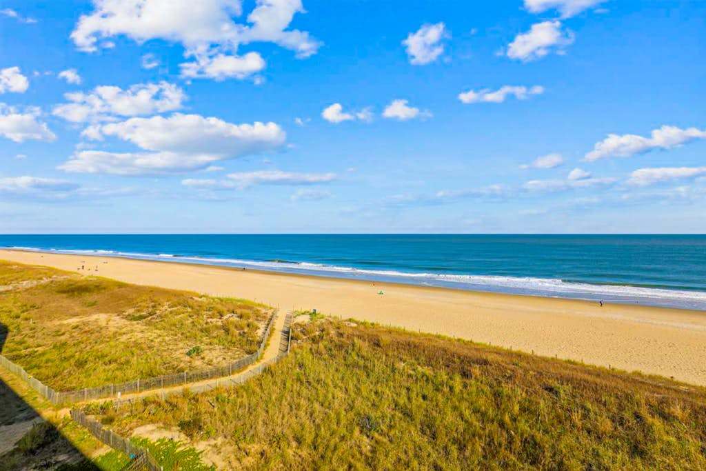 Well-Equipped Family Beachfront Condo with Balcony, Views, washer & dryer, AC, WiFi