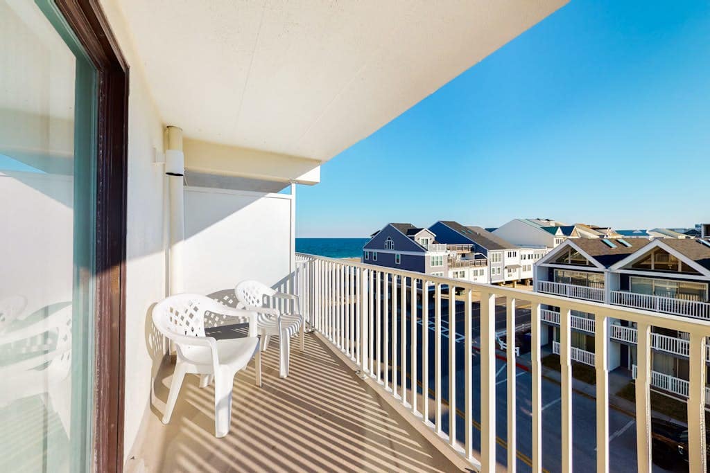 Ocean Block Condo with Side Ocean View, Balcony, WiFi, AC & Shared Pool