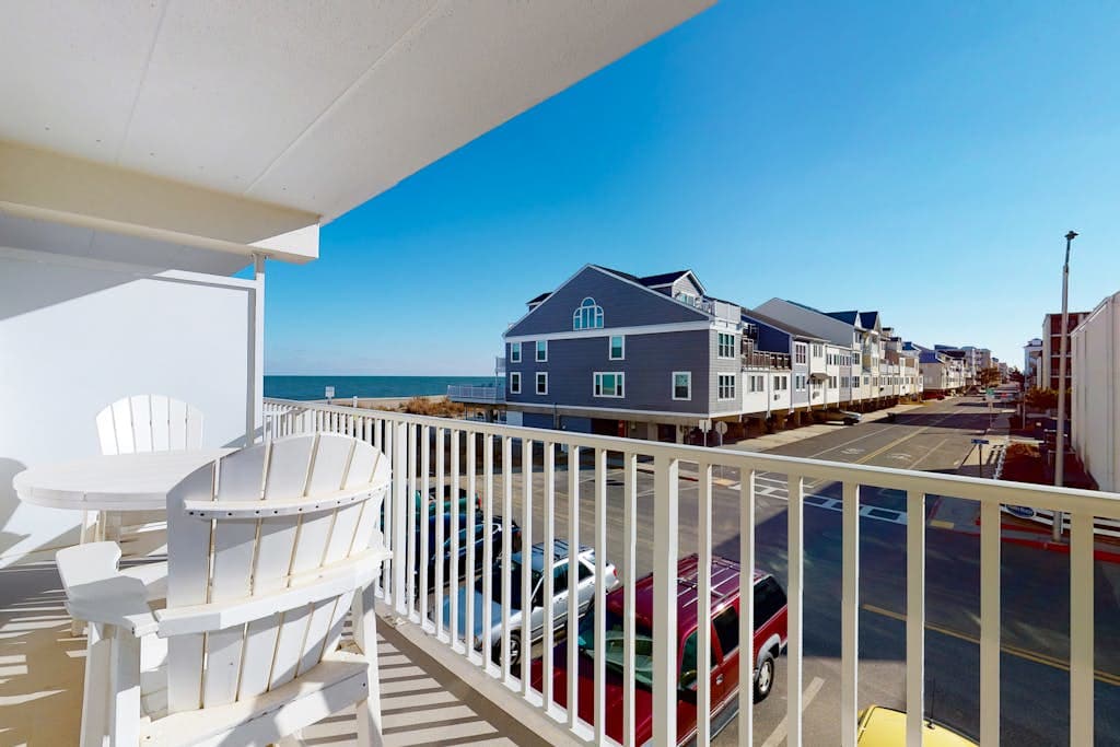 Ocean Block Condo with Balcony, Side Ocean View, AC, WiFi & Shared Pool