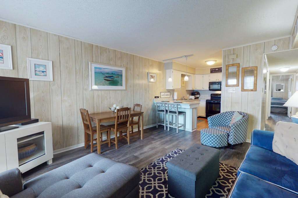 Recently Renovated Condo near the Ocean with Private Balcony, washer & dryer, AC