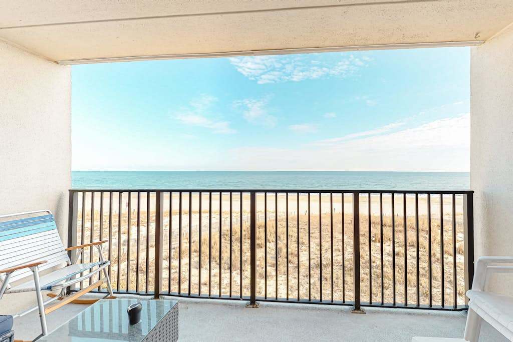 Large & Attractive Condo in Oceanfront Location with Balcony Beach Views, AC, WiFi