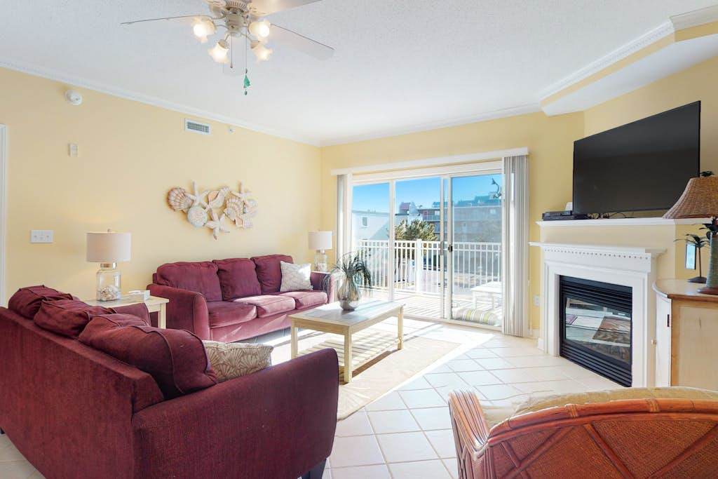 Air-Conditioned Condo on the Ocean Block with Balcony, WiFi, washer & dryer, Shared Pool