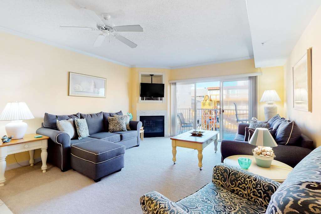 Family-Friendly Condo near the Beach with Fireplace, washer & dryer, Shared Outdoor Pool, AC