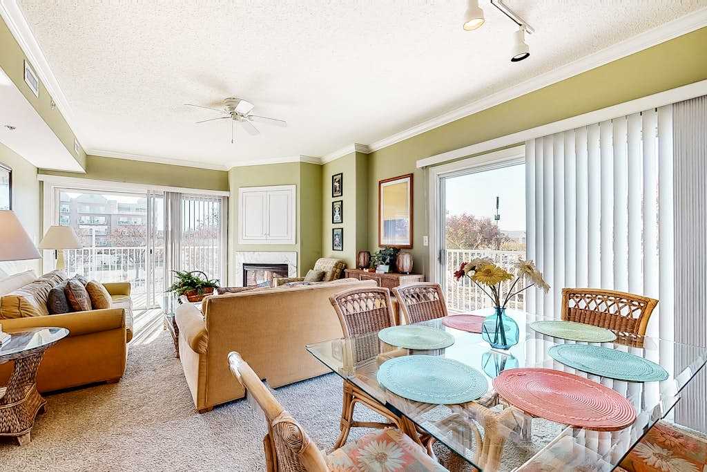 Walkable Condo Overlooking Northside Park with Balcony, AC, WiFi & Shared Pool