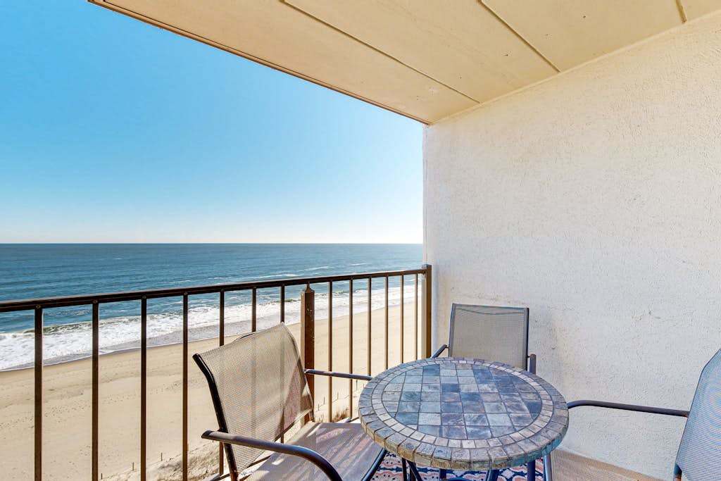 Sun-filled beach front condo with ocean views balcony, washer & dryer, hot tub, & full kitchen